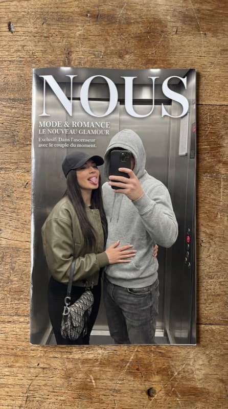 Magazine photo couple personnalisé intitulé NOUS, posé sur une table en bois, avec un selfie du couple en couverture