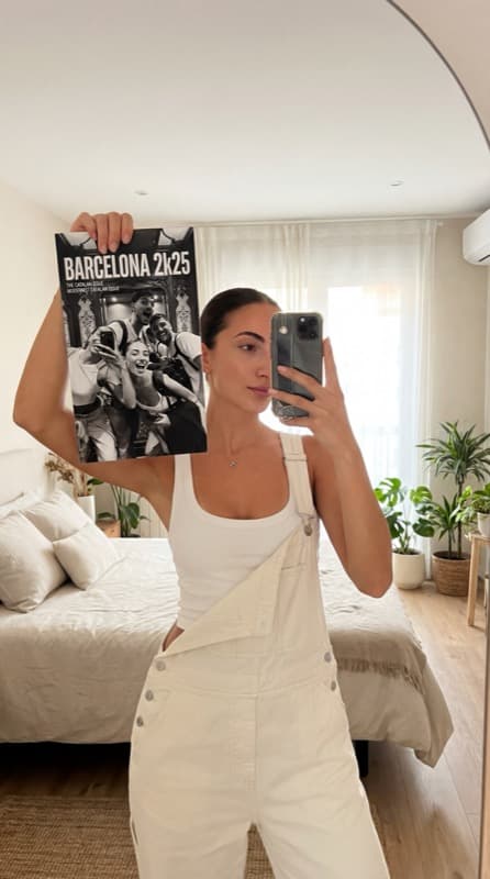 Magazine photo Unicover en noir et blanc tenu à la main, couverture « Barcelona »